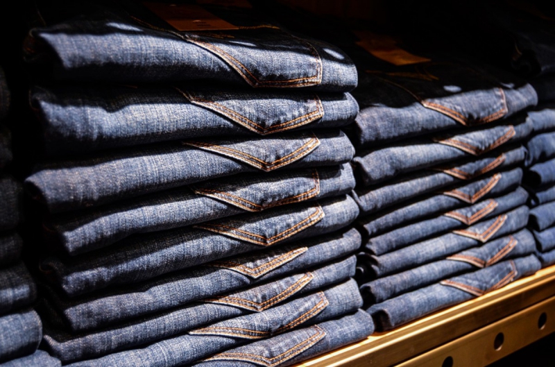 magasin-PUGET THENIERS-min_jeans_pants_blue_shop_shopping_shelf_exhibition_buy-940702